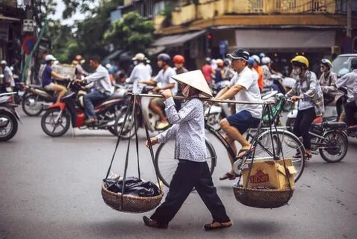 1. Áo hai dây bản mảnh: Áo hai dây bản mảnh tuy nhiên là một trong những mẫu áo khó